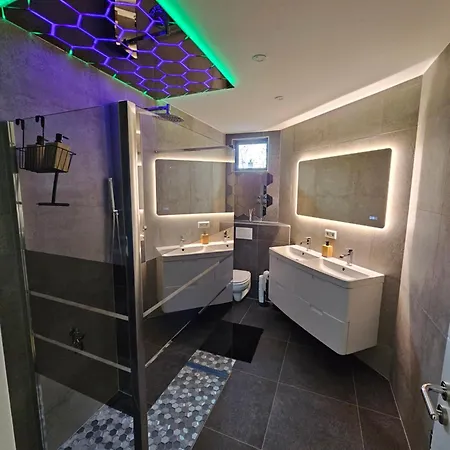 Spa, Jacuzzi & Sauna *